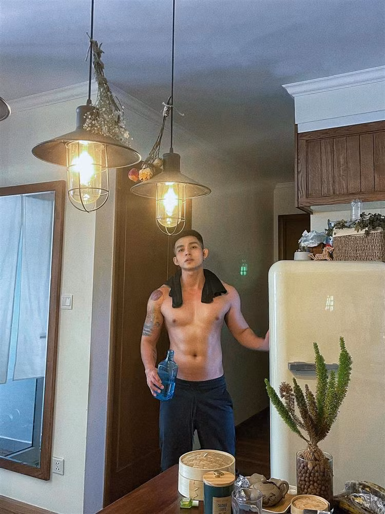 Bạn thân của "thỏ đen" Ngô Kiến Huy là "thỏ trắng" Jun Phạm gây ấn tượng với hình nam tính, lực lưỡng, "chuẩn không cần chỉnh".