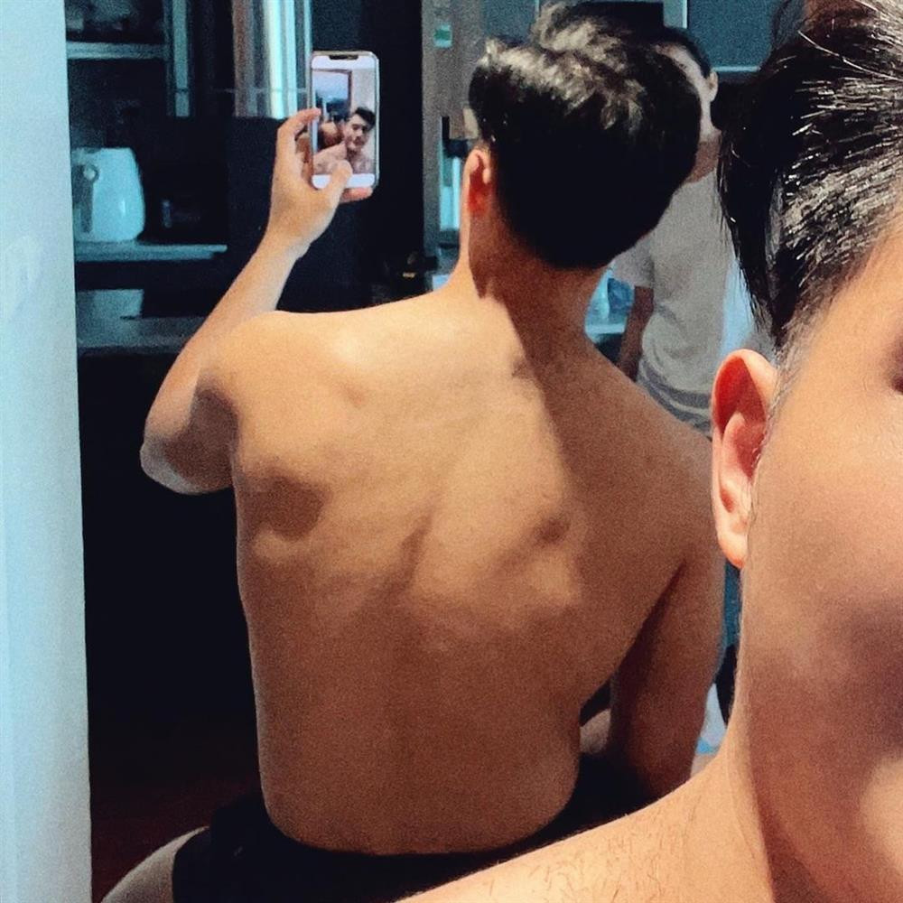 âm Bảo Châu cũng là sao nam "cuồng" gym, nên không khó hiểu vì sao sở hữu body chuẩn chỉnh. Góc ảnh chụp tấm lưng của người tình Lệ Quyên cũng đủ khiến nhiều chị em "hoa mắt".