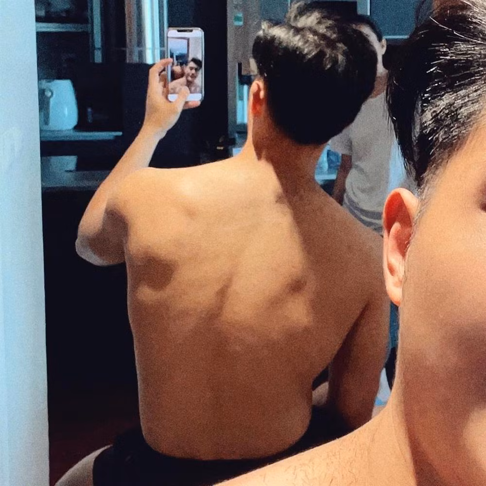 Lâm Bảo Châu cũng là sao nam "cuồng" gym, nên không khó hiểu vì sao sở hữu body chuẩn chỉnh. Góc ảnh chụp tấm lưng của người tình Lệ Quyên cũng đủ khiến nhiều chị em "hoa mắt".