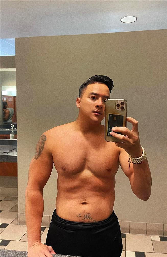 ao Thái Sơn trông rất đô con, mặc dù phần bụng "hơi mỡ" nhưng tổng thể vẫn khá nuột.