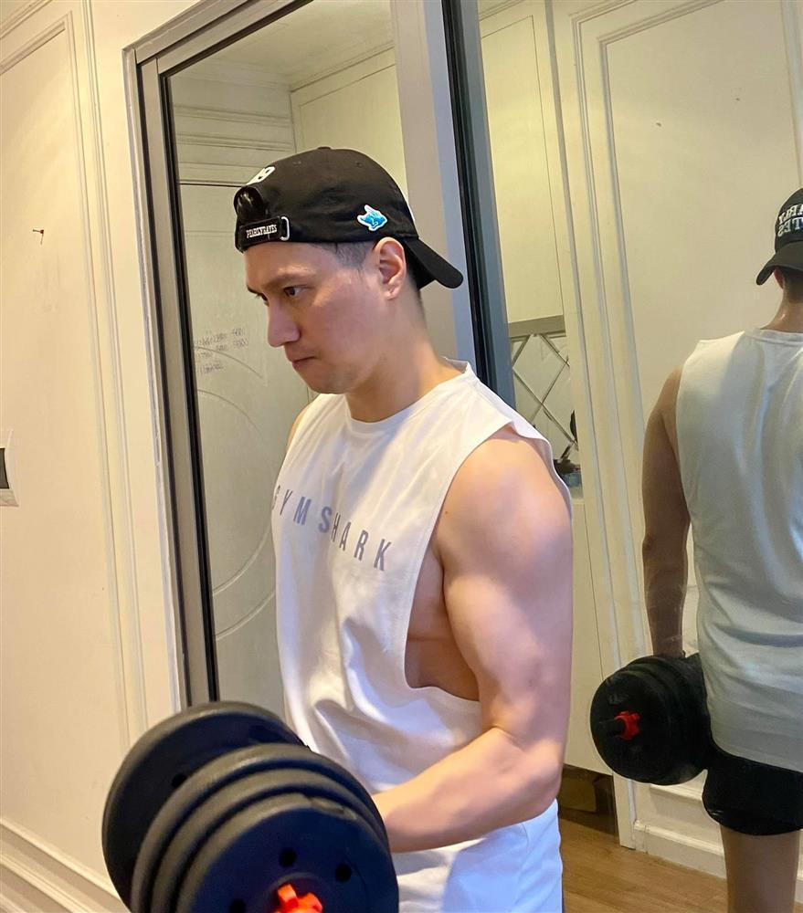 hỉ nhìn cánh tay nâng tạ của Việt Anh là đã thấy cơ bắp khá chất lượng rồi.