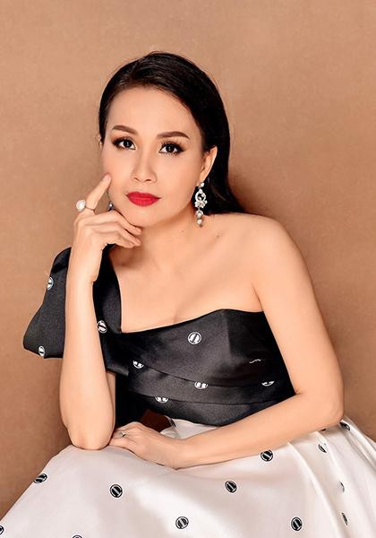 Dai gia khet tieng dung sau su nghiep ruc ro cua Cam Ly la ai?