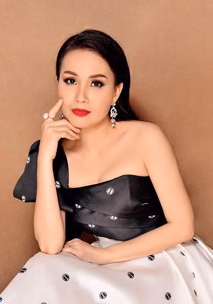 Dai gia khet tieng dung sau su nghiep ruc ro cua Cam Ly la ai?