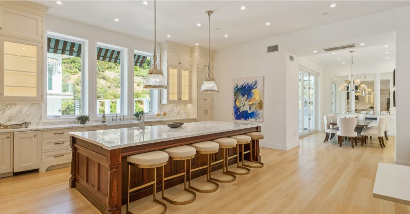 Nhà bếp rộng lớn, sang trọng với sàn gỗ cứng và nội thất cao cấp được làm từ đá cẩm thạch. Sát bên nhà bếp là một khu vực ăn uống nhỏ nhắn được bài trí tinh tế.