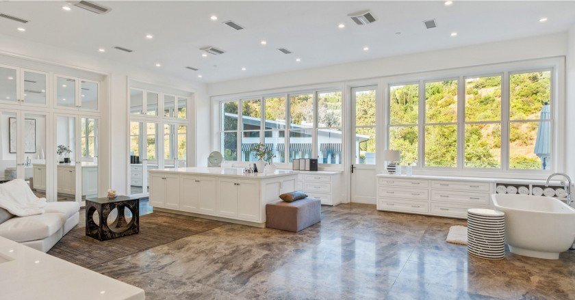 Phòng tắm chính rộng rãi, trang nhã, trông như một khu spa cao cấp với hàng loạt trang thiết bị hiện đại.