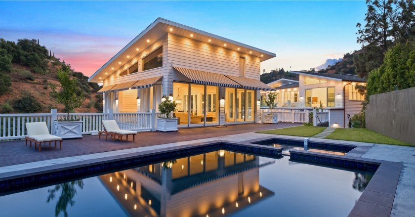 Hồ bơi ngoài trời dài hơn 21 m, là địa điểm lý tưởng để gia chủ vừa ngâm mình vừa ngắm cảnh. Một tiện ích nổi bật khác của bất động sản này là nhà khách rộng hơn 110 m2.