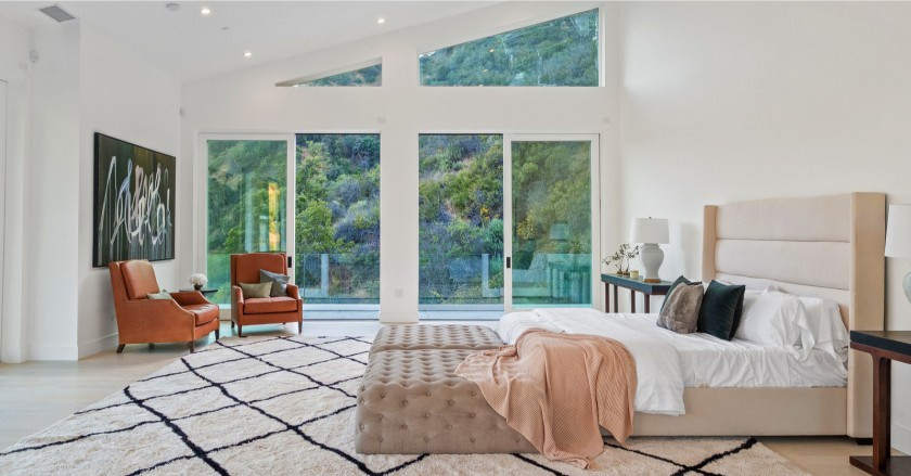 Phòng ngủ phụ cũng được trang bị đầy đủ tiện nghi thiết yếu.