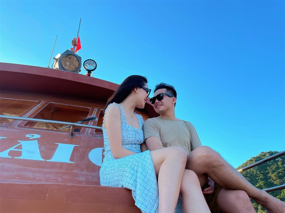 Hon nhan hot boy canh sat va top 10 Hoa Hau Viet Nam-Hinh-10