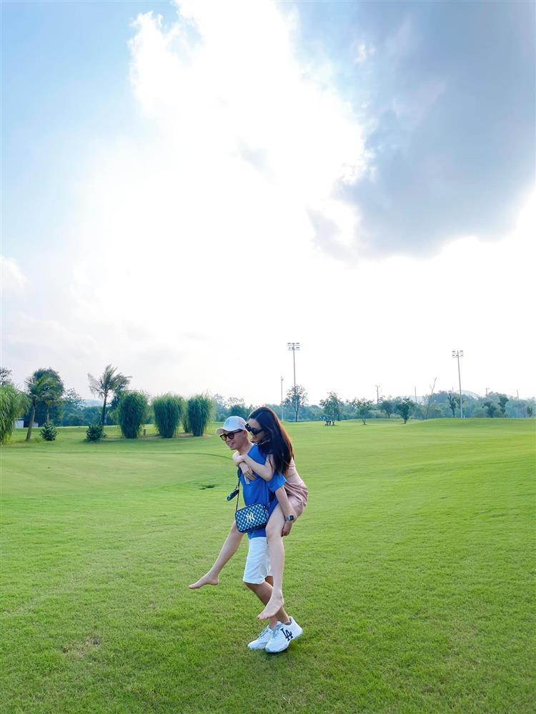 Hon nhan hot boy canh sat va top 10 Hoa Hau Viet Nam-Hinh-8