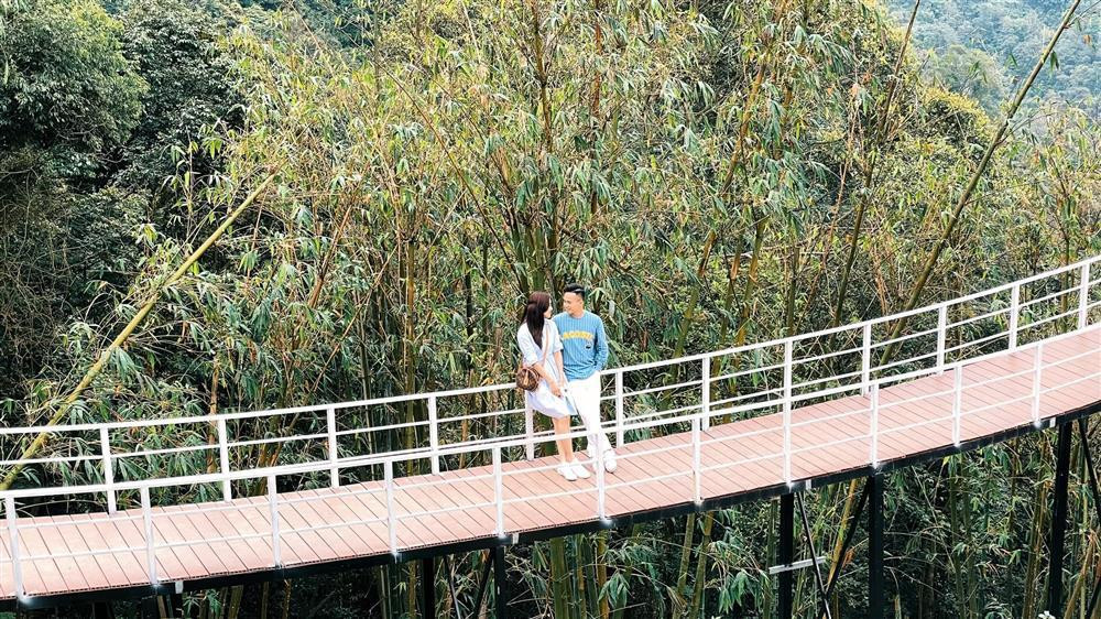 Hon nhan hot boy canh sat va top 10 Hoa Hau Viet Nam-Hinh-9