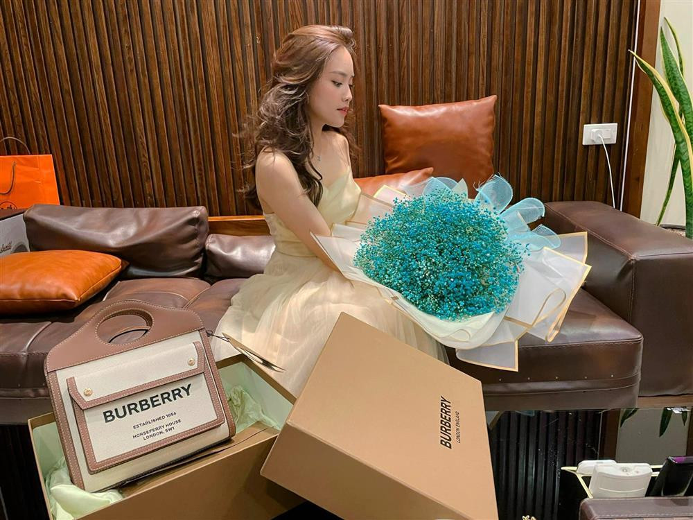 Hon nhan hot boy canh sat va top 10 Hoa Hau Viet Nam-Hinh-4