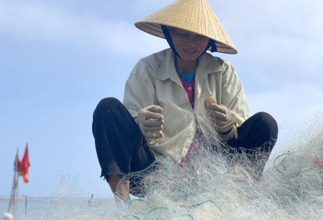 Theo anh Thành, thời điểm này mỗi lần ra khơi, trung bình một tàu thu gần 2 triệu đồng sau khi trừ hết các chi phí như nhân công, nhiên liệu. Việc đầu tư để đánh bắt cá cháo cũng đơn giản nên nhiều gia đình sắm 2 - 3 thuyền để ra khơi đánh cá.