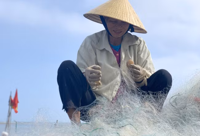 Theo anh Thành, thời điểm này mỗi lần ra khơi, trung bình một tàu thu gần 2 triệu đồng sau khi trừ hết các chi phí như nhân công, nhiên liệu. Việc đầu tư để đánh bắt cá cháo cũng đơn giản nên nhiều gia đình sắm 2 - 3 thuyền để ra khơi đánh cá.
