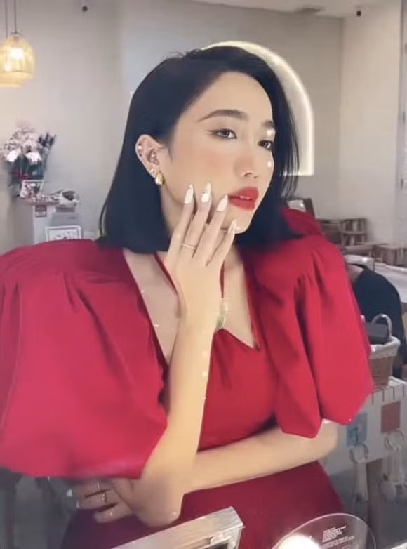 Dieu Nhi bi boc phot dang ngoi kem duyen-Hinh-4