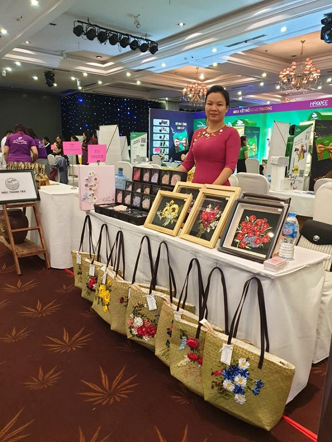 Co gai 8x bo tui ca ty dong moi nam nho nghe nay-Hinh-2