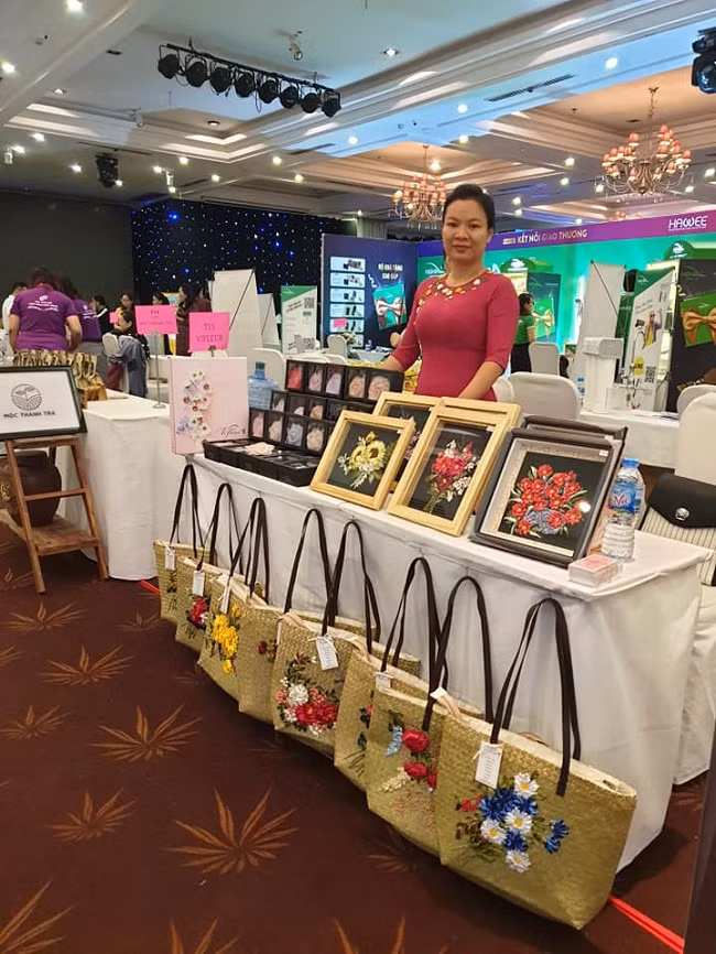 Co gai 8x bo tui ca ty dong moi nam nho nghe nay-Hinh-2