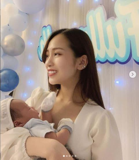 Hình ảnh chưa từng công bố trong tiệc đầy tháng của cháu ngoại Minh Nhựa - Hình 3 Hinh anh chua tung cong bo trong tiec day thang cua chau ngoai Minh Nhua-Hinh-3