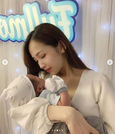 Hình ảnh chưa từng công bố trong tiệc đầy tháng của cháu ngoại Minh Nhựa - Hình 4 Hinh anh chua tung cong bo trong tiec day thang cua chau ngoai Minh Nhua-Hinh-4