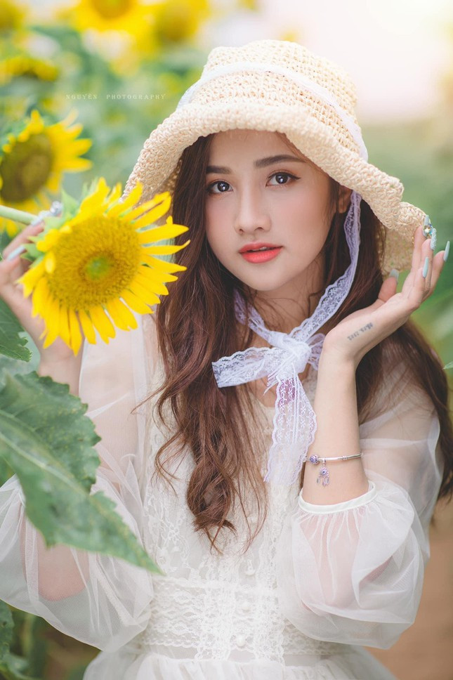 Hiện nay, Thanh Hằng vẫn khiến cư dân mạng dậy sóng mỗi khi cập nhật hình ảnh mới trên trang cá nhân. “Thiên thần đồng phục” khẳng định cô sẽ tiếp tục thử thách mình với nhiều phong cách hơn nữa để tạo sự mới mẻ cho người hâm mộ cũng như giúp cô có tiền đề phát triển sự nghiệp mẫu ảnh trong tương lai.