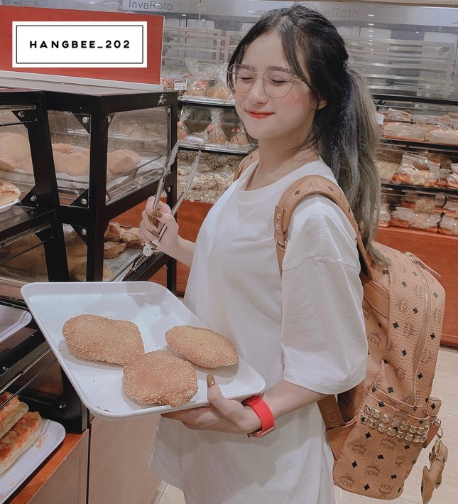 “Thiên thần đồng phục” cho rằng ngoài giữ gìn vóc dáng, chế độ luyện tập và ăn uống khoa học còn giúp chị em có được sức khỏe tốt. Điều này rất quan trọng khi áp lực công việc, cuộc sống ngày càng nặng nề, đe dọa đến sức khỏe của con người. Đặc biệt, những người phụ nữ hiện đại sẽ phải chịu áp lực lớn hơn từ gia đình, chăm sóc con cái, sự nghiệp nên việc chăm sóc sức khỏe lại càng quan trọng hơn. Do đó, Thanh Hằng hy vọng phái đẹp nên biết chăm sóc bản thân để có thể đạt được nhiều hơn ước mơ trong cuộc sống.