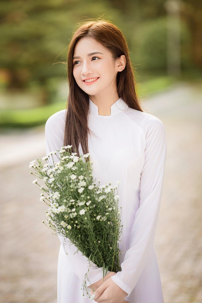 Chính vì vậy, khi lên đại học, cô vẫn tiếp tục tỏa sáng trong bộ trang phục đồng phục thể dục. Mái tóc dài, gương mặt baby, ánh mắt biết nói, Khương Thị Thanh Hằng khẳng định danh xưng “thiên thần đồng phục” là dành riêng cho cô. Đặc biệt, dù mặc đồng phục nhưng Thanh Hằng vẫn "đốt mắt" người xem nhờ vóc dáng quyến rũ với đường cong "bốc lửa".