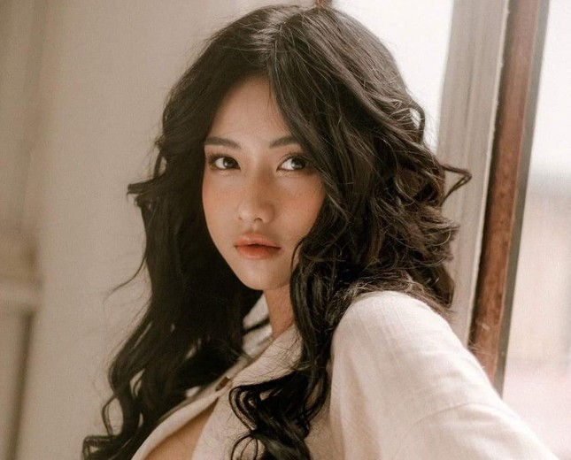 Đó cũng là lý do vì sao sau khi trở thành sinh viên, Hằng Bee đã mạnh dạn thử sức với phong cách gợi cảm để khoe trọn vẻ đẹp của lứa tuổi 20. Không những vậy Thanh Hằng còn rất tích cực thử thách với những phong cách cá tính, mạnh mẽ, có phần “bụi” để chứng minh một khi đã xinh thì có thể chinh phục mọi phong cách kén người mặc nhất. 