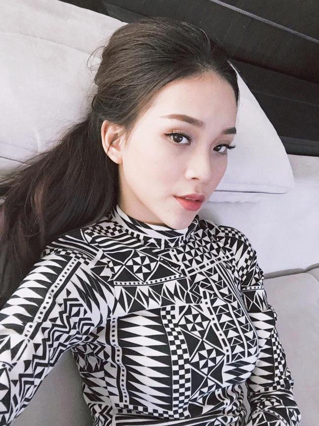 Dù rất yêu thích công việc tiếp viên hàng không nhưng Phương TiTi vẫn quyết tâm theo học ngành Quản trị cảng Hàng không để có được một công việc ổn định lâu dài.