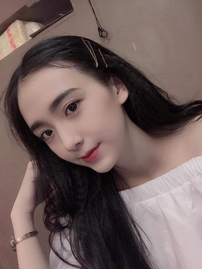 Trúc Phương sở hữu nhan sắc khiến nhiều người lầm tưởng là con lai, ngoại hình cao ráo, làn da trắng hồng không tỳ vết, đôi mắt sâu hút hồn, chiếc mũi thẳng tắp cùng nụ cười sáng và góc nghiêng thần thánh giúp cô bạn chiếm trọn cảm tình từ người đối diện.