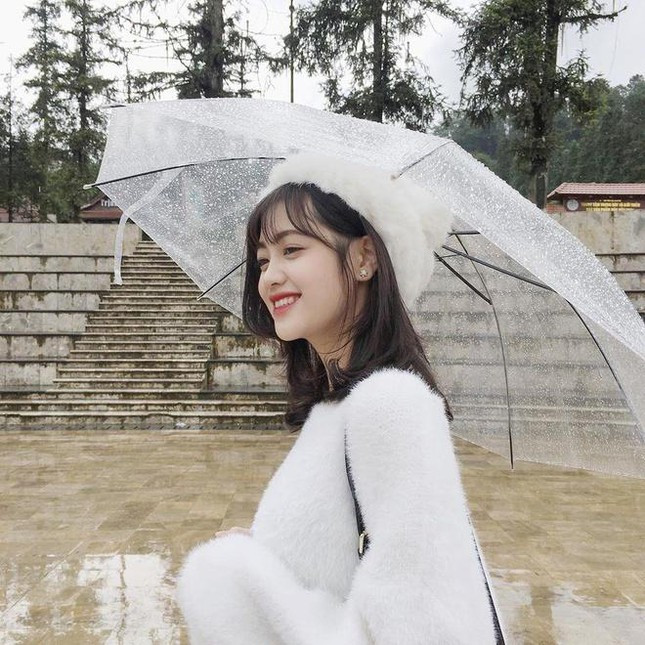 Dù sở hữu vẻ ngoài xinh đẹp, có thể lấn sân sang nhiều lĩnh vực nghệ thuật để phát triển bản thân nhưng Khánh Linh vẫn giữ nguyên đam mê. Hiện tại, ngoài đi học hot girl này thực tập bên khối văn phòng của hãng hàng không Vietnam Airline.