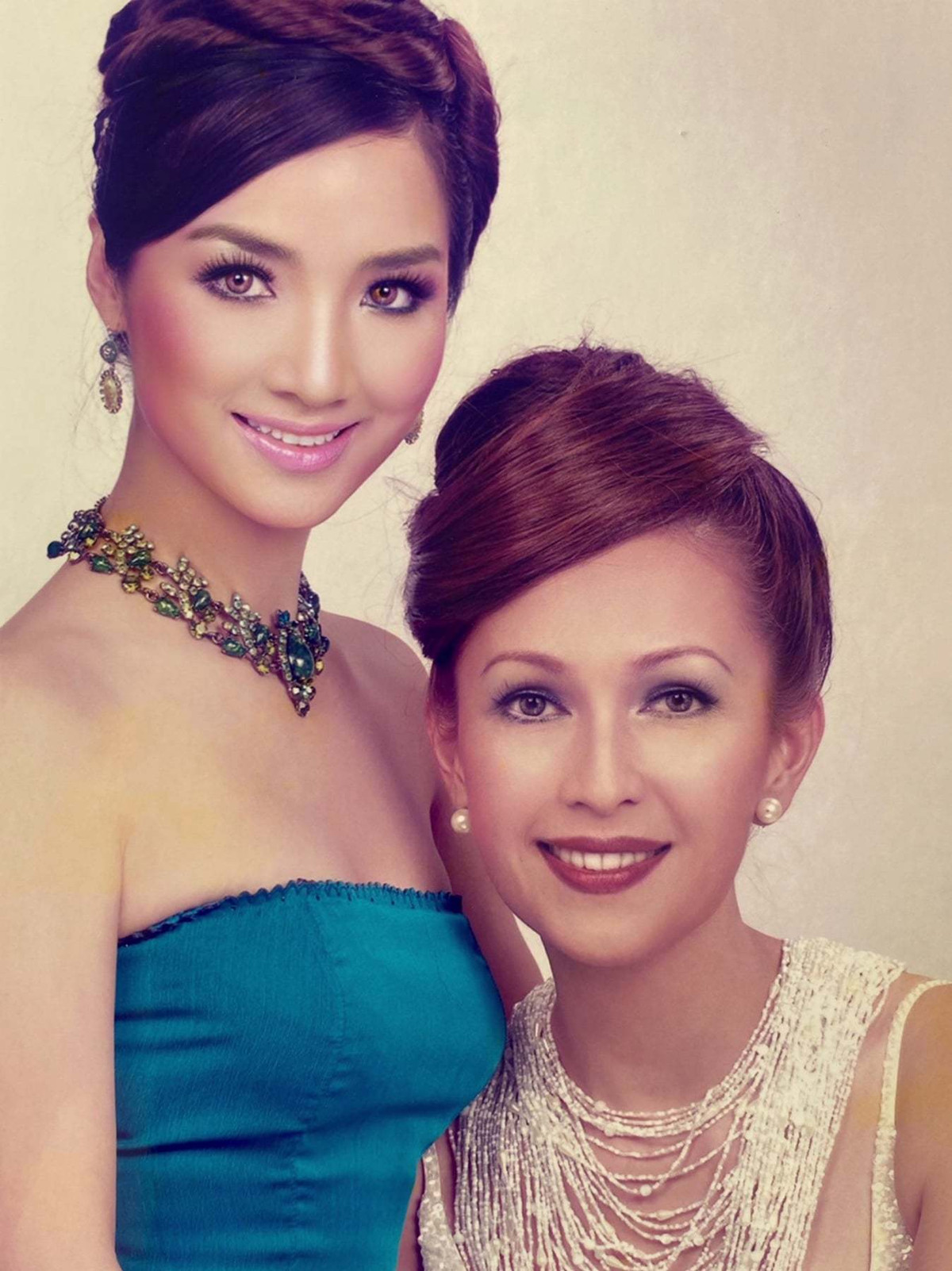 br/> Giáng My bắt đầu được mời chụp ảnh lịch từ khi mới 15 tuổi nhưng được công chúng biết đến qua ngôi vị Hoa hậu đền Hùng 1992. Vẻ đẹp trong sáng, thánh thiện của Giáng My từng khiến nhiều người say đắm. Diễm My sinh năm 1962 tại Nha Trang, bắt đầu bén duyên nghệ thuật khi mới 17 tuổi. Những năm 1980, chị được mệnh danh là 'Nữ hoàng ảnh lịch', sau đó liên tiếp xuất hiện trong nhiều bộ phim như: Dòng sông hoa trắng, Vua Lửa, Về trong sương mù...