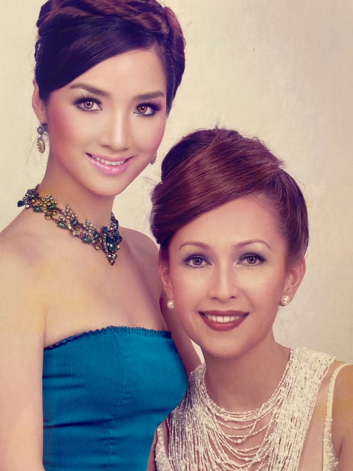 br/> Giáng My bắt đầu được mời chụp ảnh lịch từ khi mới 15 tuổi nhưng được công chúng biết đến qua ngôi vị Hoa hậu đền Hùng 1992. Vẻ đẹp trong sáng, thánh thiện của Giáng My từng khiến nhiều người say đắm. Diễm My sinh năm 1962 tại Nha Trang, bắt đầu bén duyên nghệ thuật khi mới 17 tuổi. Những năm 1980, chị được mệnh danh là 'Nữ hoàng ảnh lịch', sau đó liên tiếp xuất hiện trong nhiều bộ phim như: Dòng sông hoa trắng, Vua Lửa, Về trong sương mù...