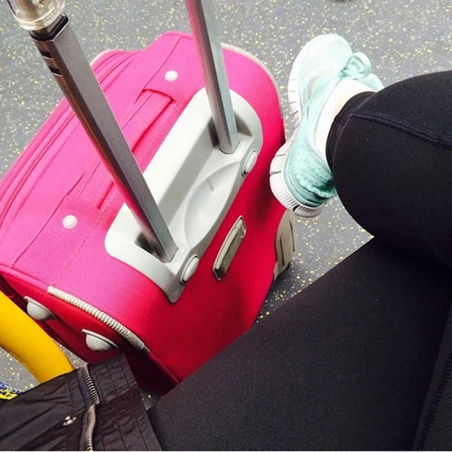 Di cong tac ve, vo phat hien chong 