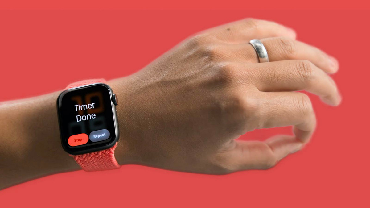 WWDC 2021 sẽ mang đến phiên bản watchOS 8 cho người dùng Apple Watch. Apple đã giới thiệu AssiveTouch, cho phép sử dụng cử chỉ để điều khiển Apple Watch. Đây có thể là một phần trong bản cập nhật watchOS 8. Ngoài ra, một số nâng cấp được hy vọng trên watchOS mới như thêm nhiều mặt đồng hồ, hỗ trợ widget và thông tin cập nhật theo thời gian thực (chỉ đường, đếm ngược…) cho chế độ luôn bật (always-on). Ảnh: Apple.
