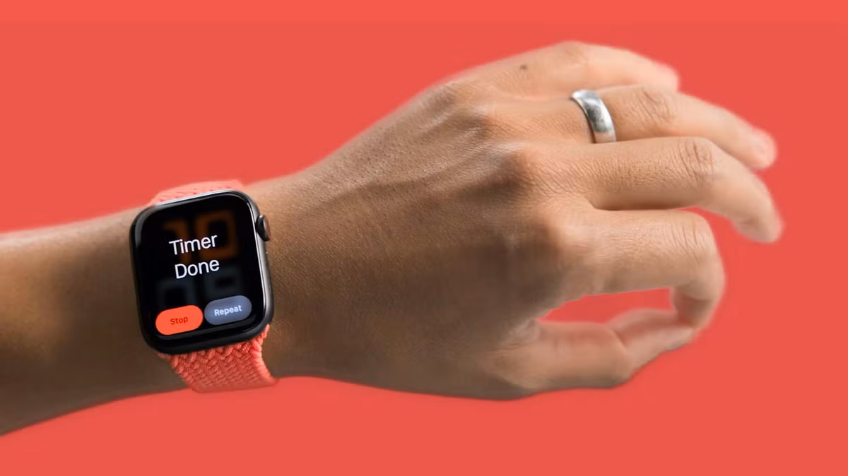 WWDC 2021 sẽ mang đến phiên bản watchOS 8 cho người dùng Apple Watch. Apple đã giới thiệu AssiveTouch, cho phép sử dụng cử chỉ để điều khiển Apple Watch. Đây có thể là một phần trong bản cập nhật watchOS 8. Ngoài ra, một số nâng cấp được hy vọng trên watchOS mới như thêm nhiều mặt đồng hồ, hỗ trợ widget và thông tin cập nhật theo thời gian thực (chỉ đường, đếm ngược…) cho chế độ luôn bật (always-on). Ảnh: Apple.