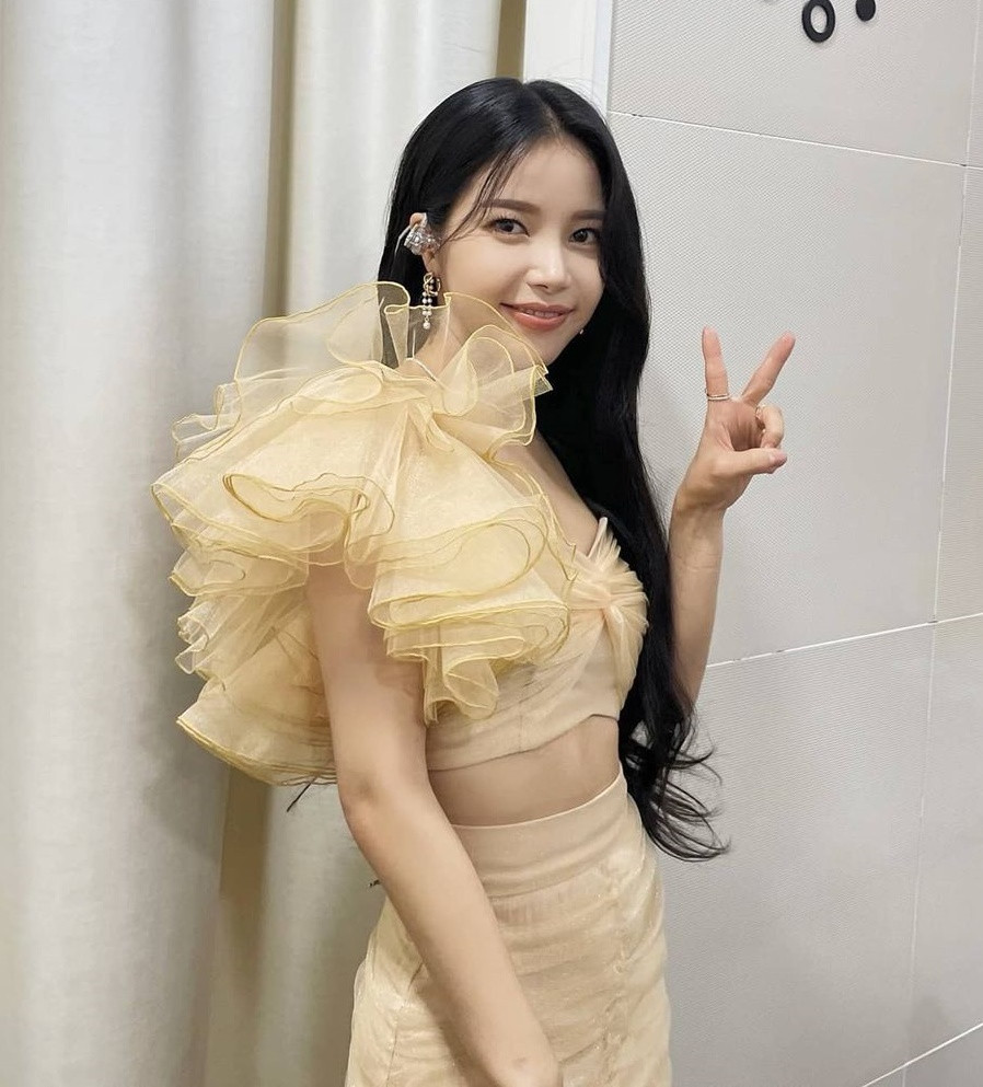 Với phần bụng mỏng và phẳng, Solar thường mặc áo crop top để phô diễn cơ bụng số 11 quyến rũ. Giọng ca sinh năm 1991 có sở thích mặc áo siêu ngắn, chỉ vừa chạm phần chân ngực. Cô mặc kiểu áo này ở trên sân khấu cũng như trang phục đời thường.