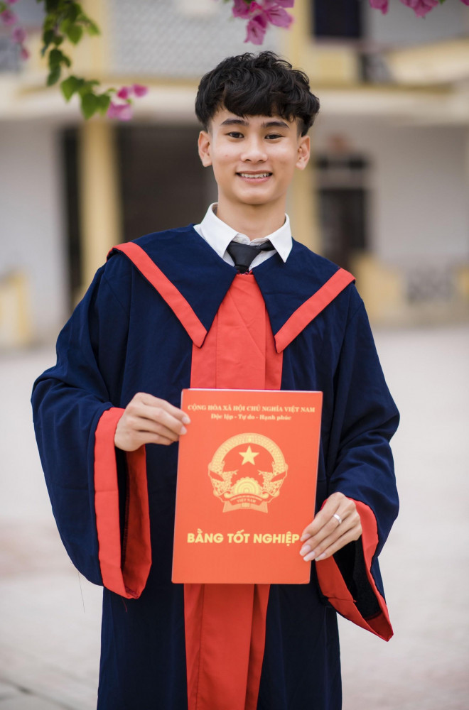 Không chịu ngồi không vì dịch, cậu bé mồ côi nhận nút bạc Youtube Khong chiu ngoi khong vi dich, cau be mo coi nhan nut bac Youtube