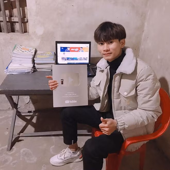 Khong chiu ngoi khong vi dich, cau be mo coi nhan nut bac Youtube-Hinh-2