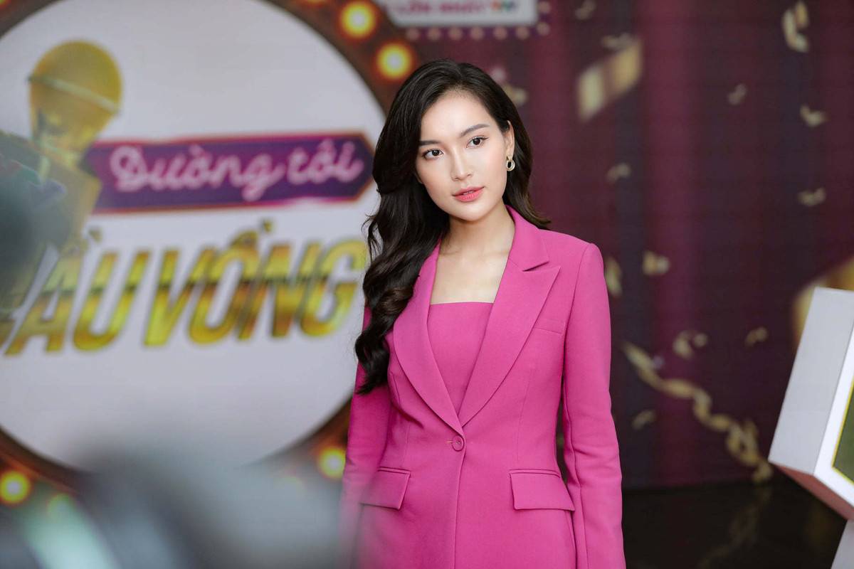 Linh Thuỷ chuộng những bộ vest tông màu sặc sỡ mỗi khi xuất hiện trước máy quay.