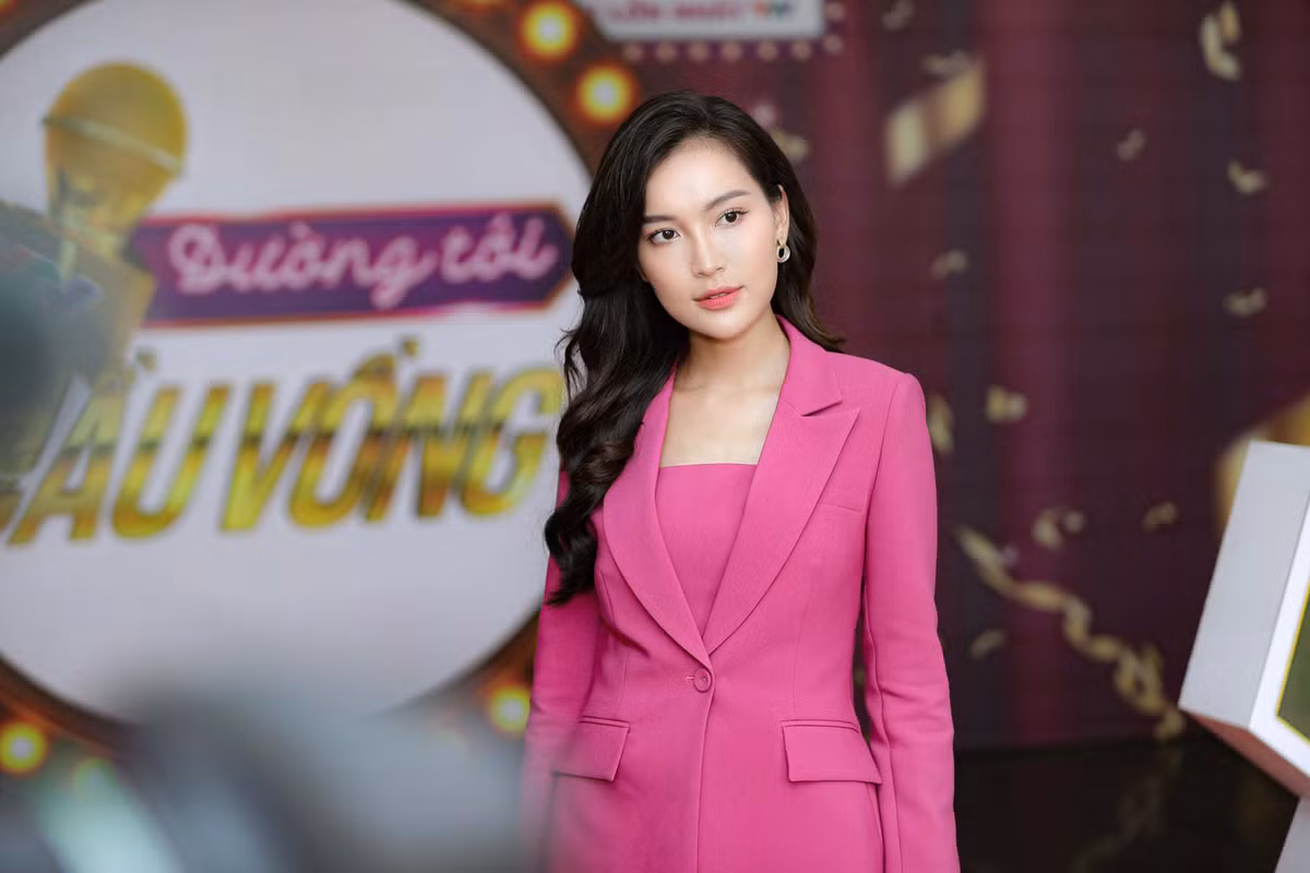 Linh Thuỷ chuộng những bộ vest tông màu sặc sỡ mỗi khi xuất hiện trước máy quay.