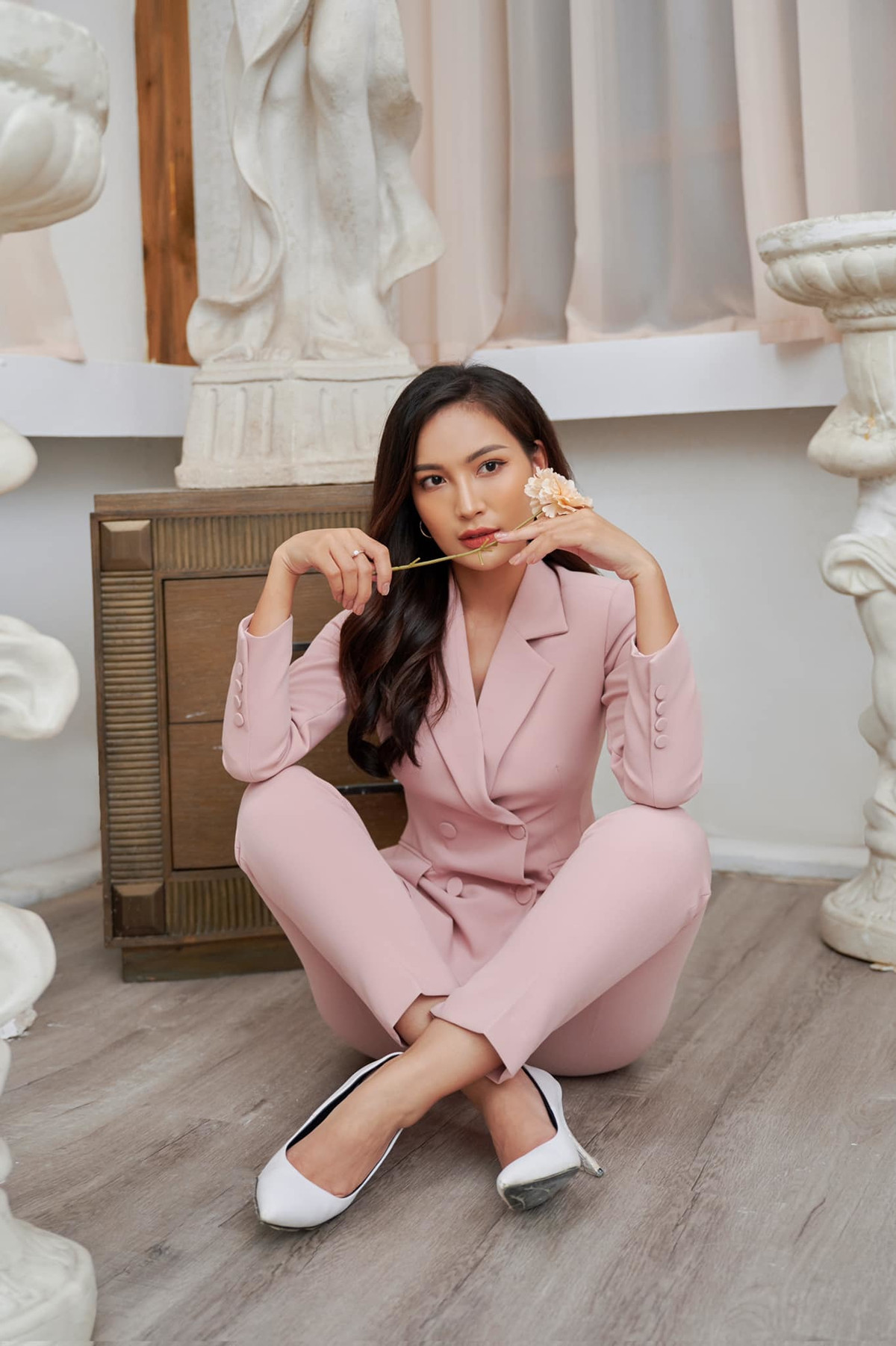 Linh Thuỷ làm người mẫu cho một thương hiệu thời trang công sở.