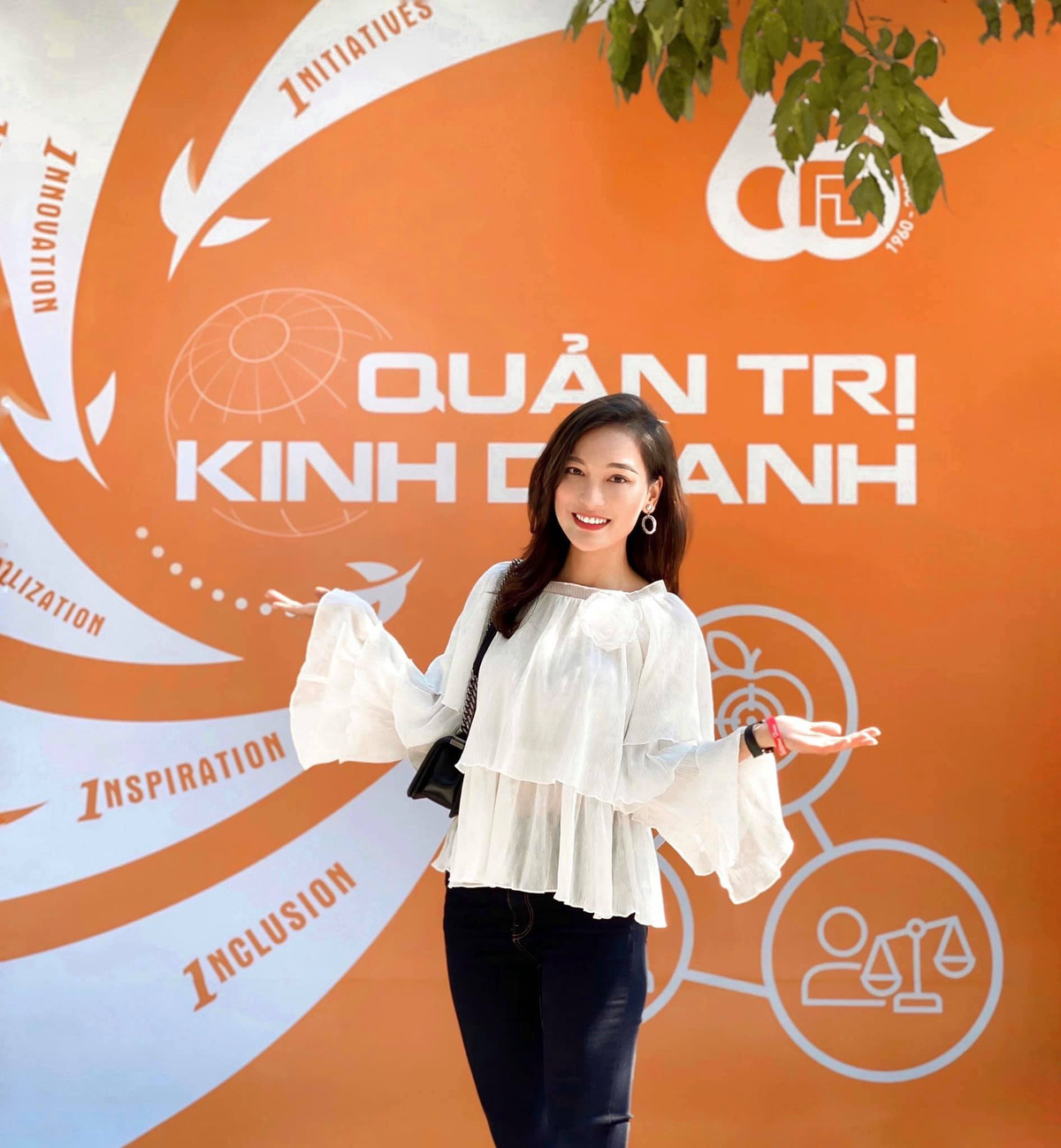 Nhưng ở ngoài nữ BTV sinh năm 1992 lại ăn mặc vô cùng trẻ trung, phóng khoáng.