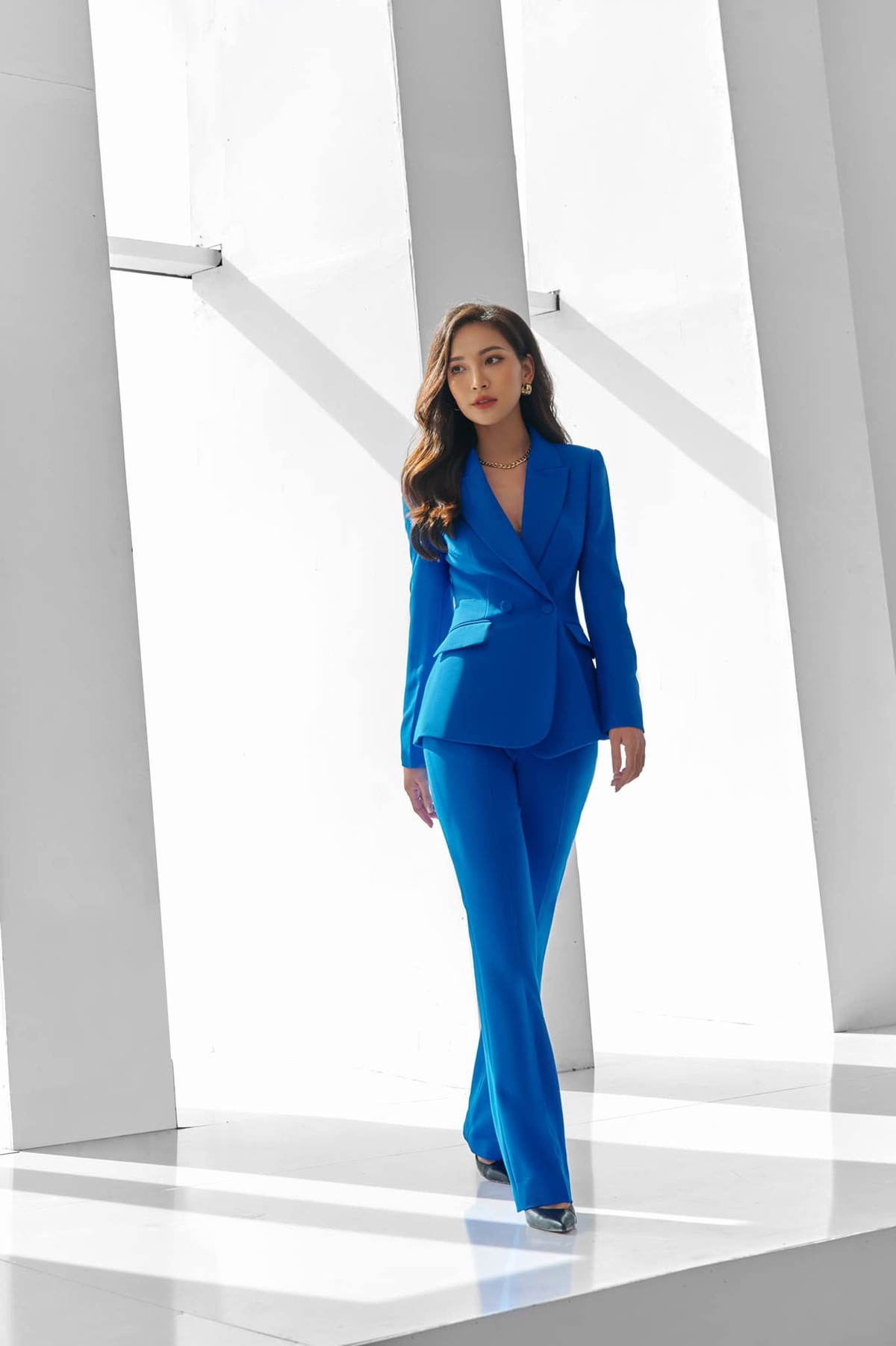 Vóc dáng cao, thanh mảnh giúp cô chinh phục gần như mọi loại trang phục và màu sắc khó mặc.