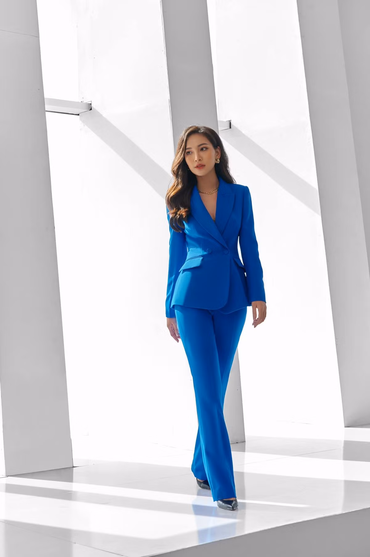 Vóc dáng cao, thanh mảnh giúp cô chinh phục gần như mọi loại trang phục và màu sắc khó mặc.