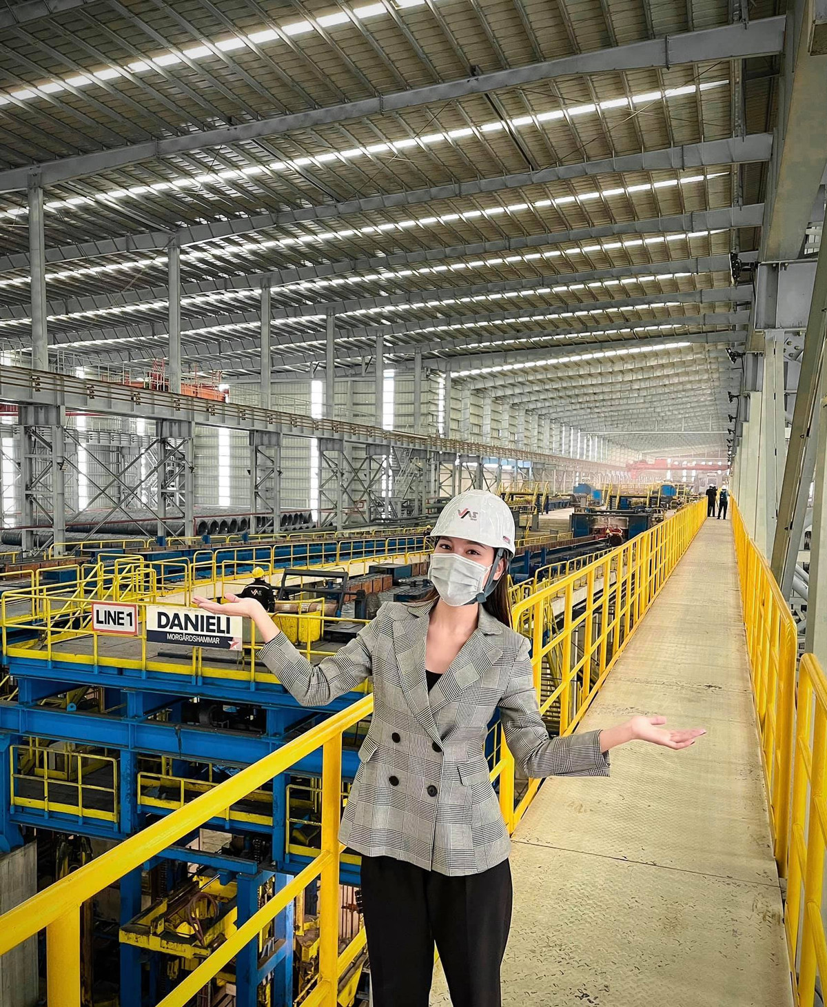 Ngoài những khi lên hình, Linh Thuỷ còn là phóng viên năng động, thường xuyên đi làm các phóng sự liên quan đễn lĩnh vực kinh tế.