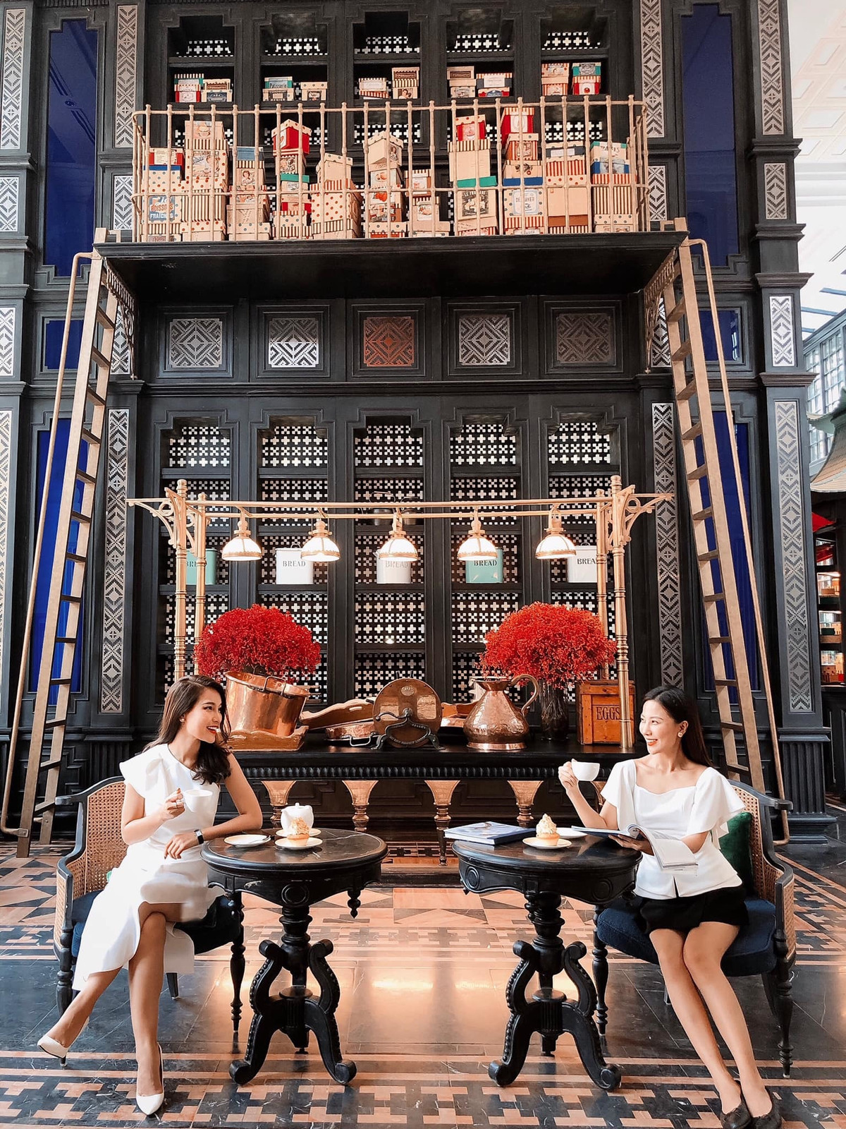 Cùng là cựu sinh viên ĐH Ngoại thương, Linh Thuỷ và Quỳnh Hoa không chỉ là những BTV trẻ được yêu thích của VTV mà còn là bạn thân ngoài đời.