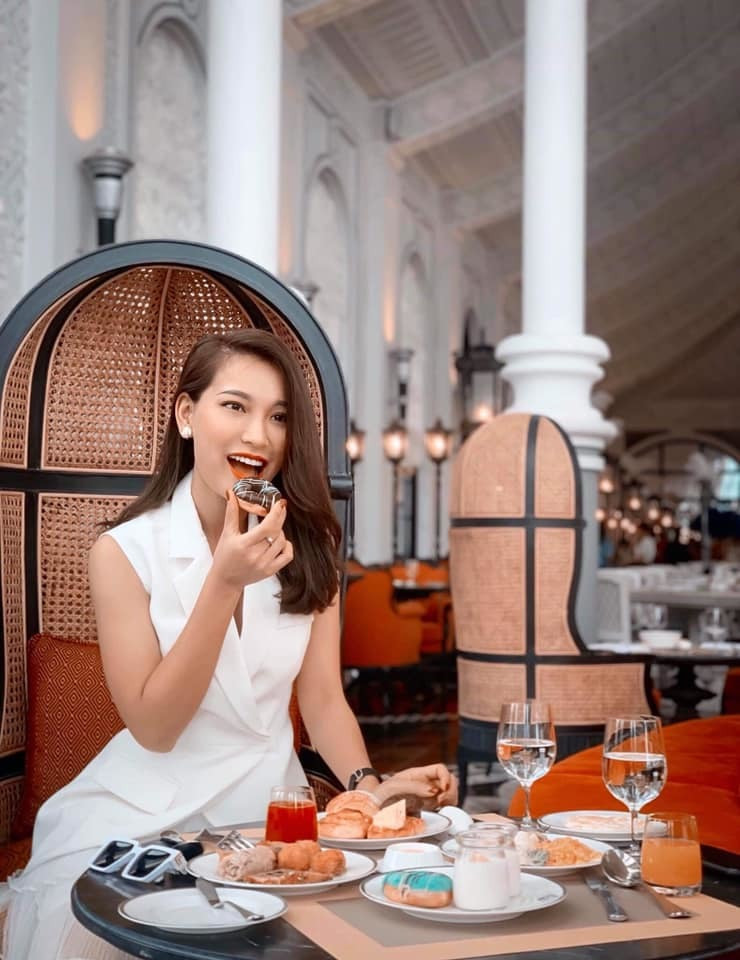 Năm qua Linh Thuỷ mới hoàn thành chương trình Thạc sĩ năm 2020 và không ngừng hoàn thiện bản thân như một BTV đa năng.