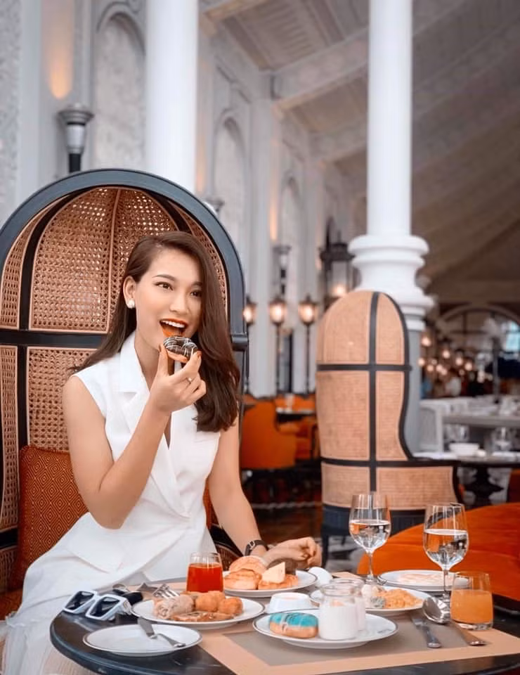 Năm qua Linh Thuỷ mới hoàn thành chương trình Thạc sĩ năm 2020 và không ngừng hoàn thiện bản thân như một BTV đa năng.