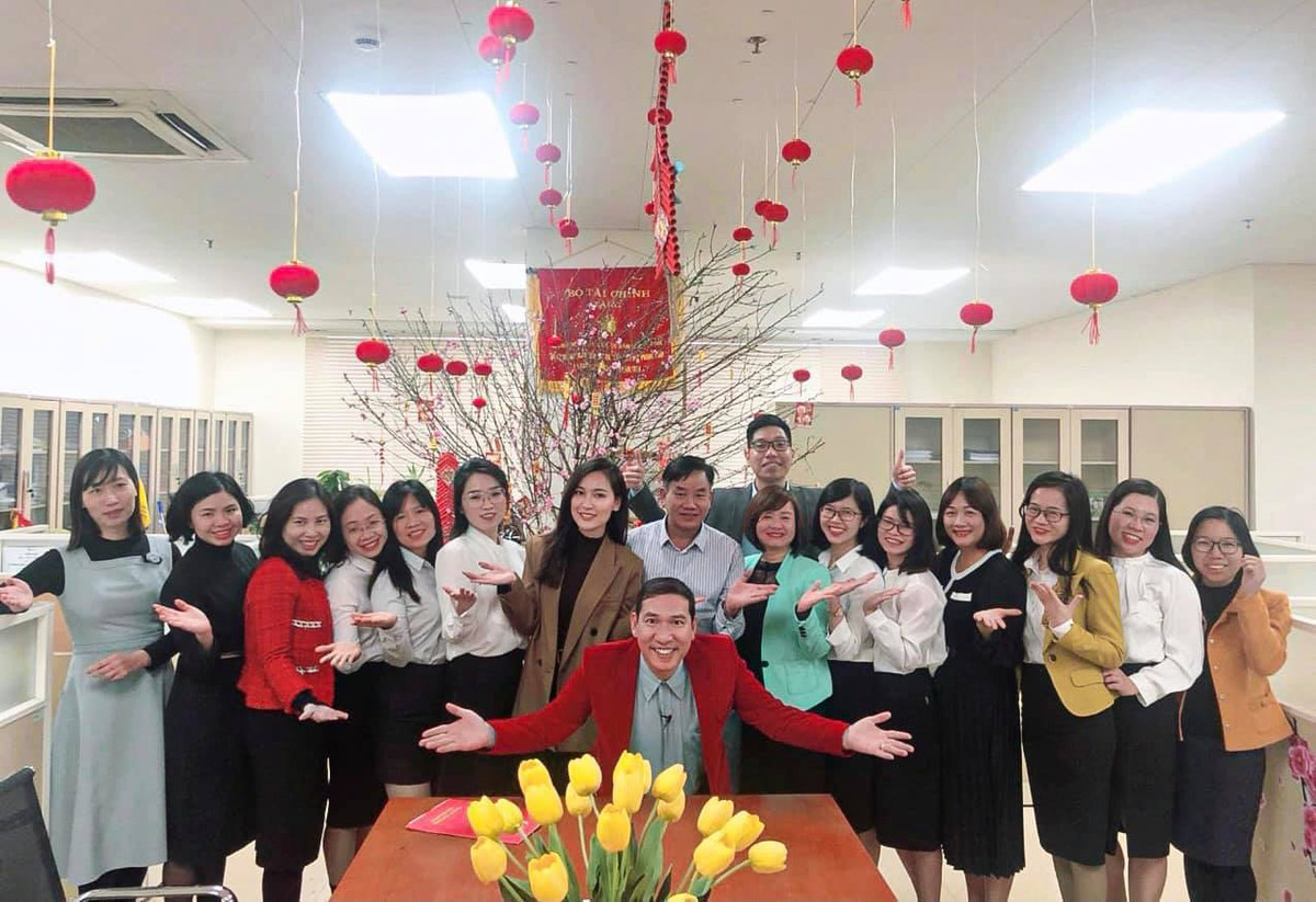 Linh Thuỷ cùng ê kip và nghệ sĩ Quang Thắng ở hậu trường buổi quay chương trình Thuế và cuộc sống trước Tết.