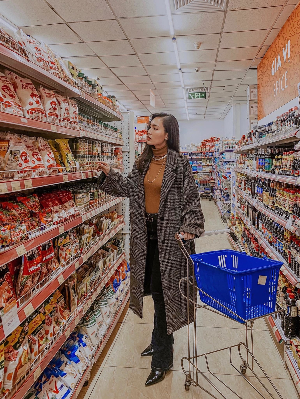 Khác với những lúc chỉn chu lên hình, Linh Thuỷ ngoài đời là cô gái U30 sành điệu năng động.