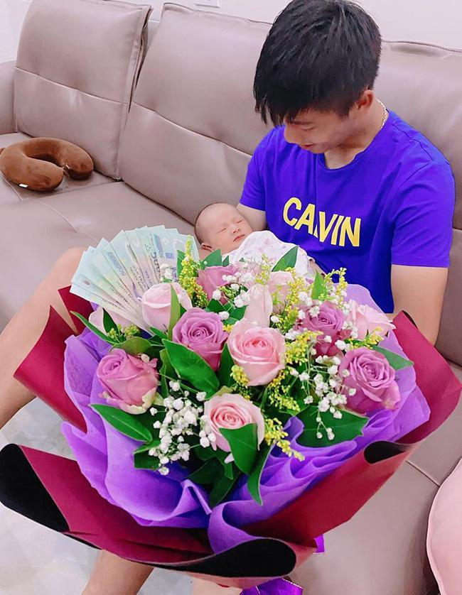 Van Duc choi lon, tang tui hieu ba xa giong het IU-Hinh-5